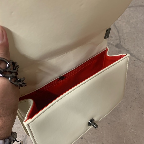 Chevron Quilted Detail with Buckle Closure Chain Strap Shoulder Bag in White - Picture 7 of 9